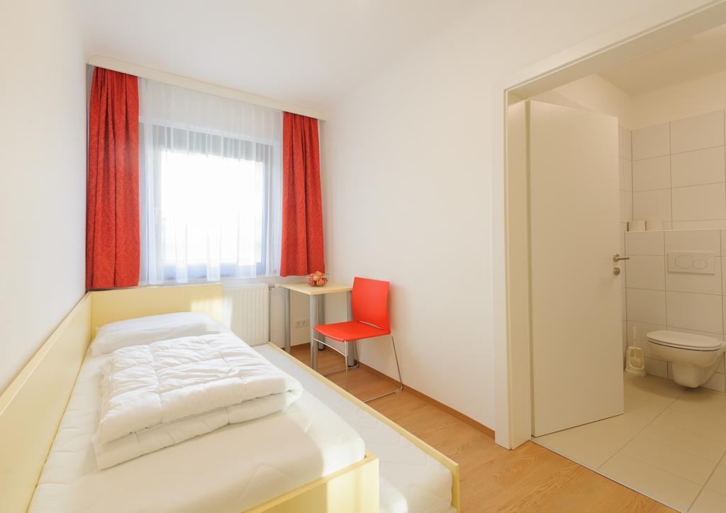 Hostel Huetteldorf Відень Екстер'єр фото