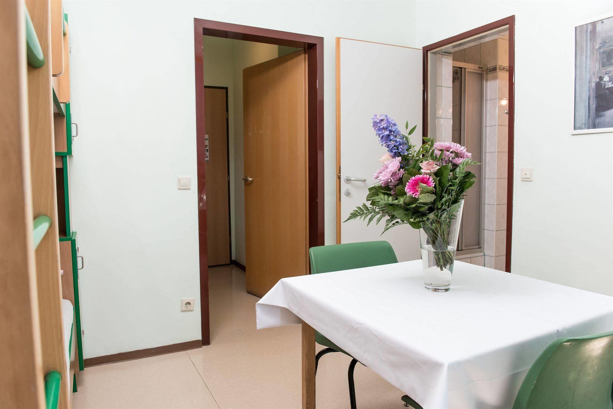 Hostel Huetteldorf Відень Екстер'єр фото